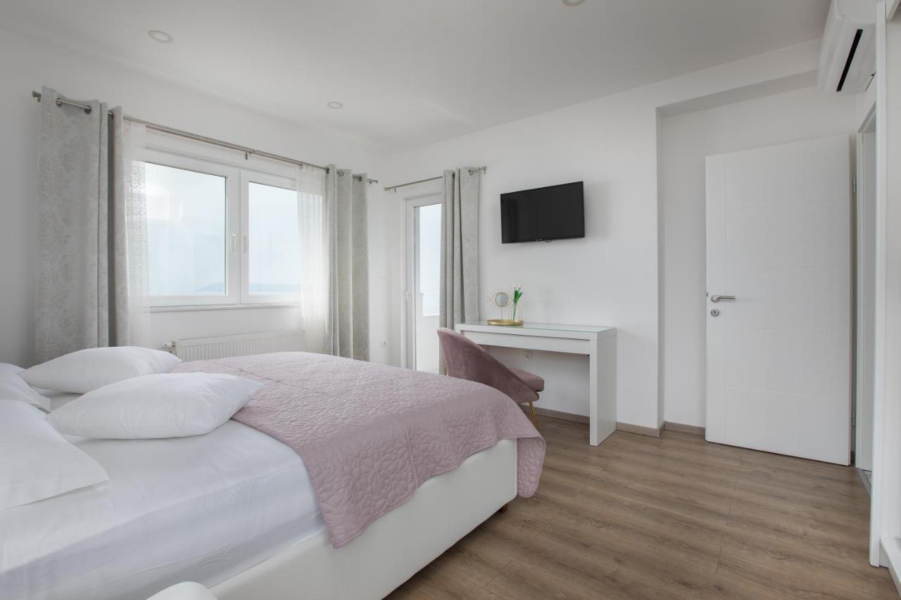 Luxury Holiday Home Dioniz 포드고라 객실 사진