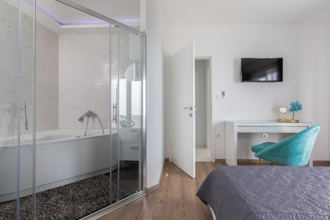 Luxury Holiday Home Dioniz 포드고라 객실 사진